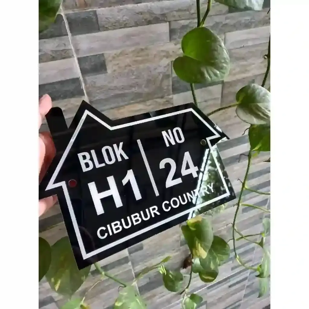 Papan identitas hasil cutting dan engraving